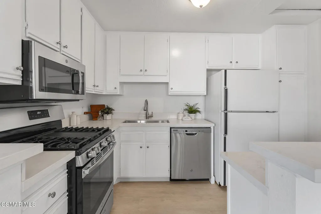 11939 Weddington Street 313, Valley Village, California 91607 home-pic-6